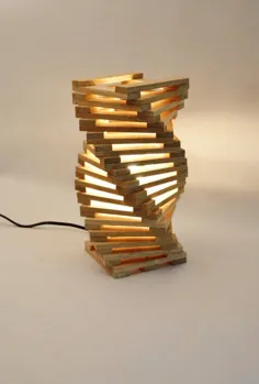 طراحی چراغ رومیزی در چوب بلوط ، چراغ میز مدرن تاب خورده ، Rodron توسط Lune et Animo
