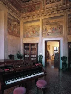 چاپ عکس: نگاه اجمالی اتاق موسیقی ، تزئین شده با نقاشی دیواری به تصویر کشیدن روزهای دکامرون ، ویلا پیسانی-بونتی: 24x18in
