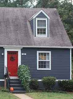 خانه آبی.  درب قرمز