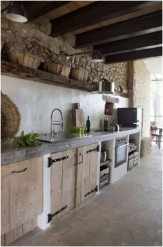 طرح های آشپزخانه کابین روستایی که ساختار چوبی گرم را نشان می دهد