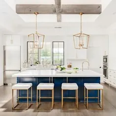 کابینت های آشپزخانه سفید با جزیره آشپزخانه خاکستری - انتقالی - آشپزخانه - سازندگان خانه های آب آبی