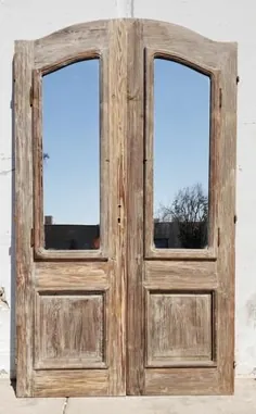 مجموعه ای از درب های چوبی باریک فرانسوی