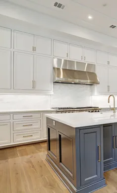 آشپزخانه معاصر  کابینت های سفید با جزیره آبی.  شیر آب و سخت افزار  پنجره های سیاه
