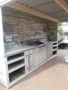 آشپزخانه در فضای باز ساخته شده از پالت های استفاده شده • Recyclart