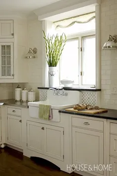 یک آشپزخانه سفید و چوبی با سبک مزرعه خیاطی