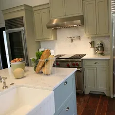 ایده های طراحی کابینت های آشپزخانه از کف تا سقف Sage Green Kitchen Island - صفحه 11