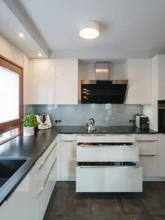 آشپزخانه Häcker در لاک براق سفید به شکل U با میز کار با سنگ طبیعی و وسایل برقی Neff - خانه آشپزخانه Thiemann Overath / Vilkerath