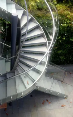راه پله مارپیچی خارجی با نرده شیشه ای منحنی