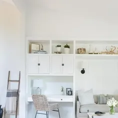 اتاق نشیمن سفید ساخته شده در قفسه های پشت دار خاکستری رنگ شده - انتقالی - اتاق نشیمن