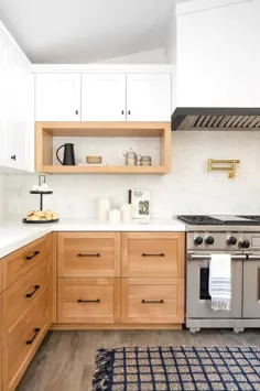 کابینت های آشپزخانه بلوط طلایی با کاشی های هندسی سفید