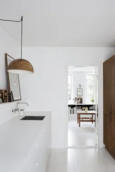 آشپزخانه سفید با جزئیات چوب - طراحی COCO LAPINE