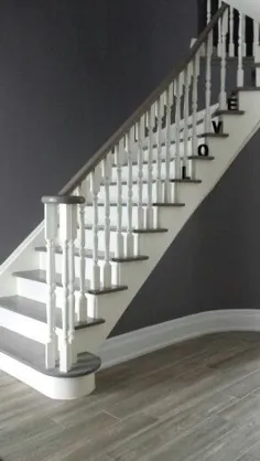 راه پله خاکستری.  بلوط قرمز خاکستری رنگ آمیزی شده است.  دوک های سفید خاکستری پله خاکستری.  # پله های خاکستری # پله ها # خاکستری |  بازسازی خانه |  پله های نقاشی شده ، پله های پله ای ، پله های خانه