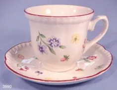 فنجان چای میوه ای و گلهای برادر جانسون و نعلبکی