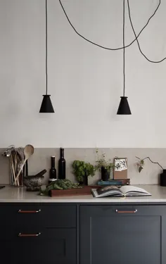 آشپزخانه تیره با میز بژ - طراحی COCO LAPINE