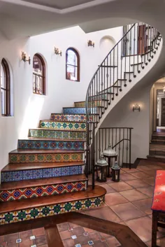خانه ای به سبک ساحلی اسپانیا با یک سبک داخلی پیچیده در کالیفرنیا