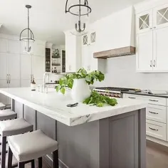 چهارپایه چرم خاکستری بدون پشت در جزیره آشپزخانه خاکستری - انتقالی - آشپزخانه