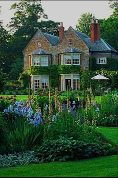 سبزه و گل با خانه سنگی زیبا