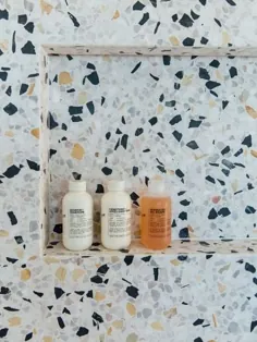 این حمام کاشی Terrazzo توسط استودیو براون یک طرح برای طبقه باز است