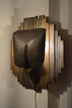چراغ دیواری دست ساز از بیل قدیمی و چوب قراضه