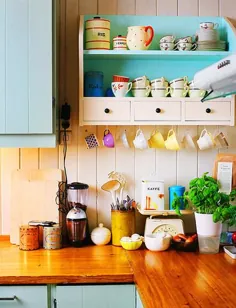 یک ایده ذخیره سازی زیبا: لیوان و لیوان چای را روی قلاب آویزان کنید