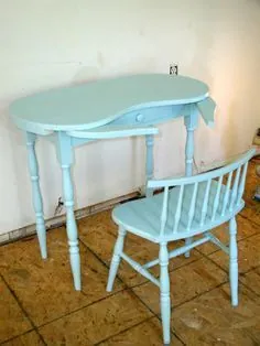 میز و صندلی غرور کلیه به رنگ آبی آبی رنگ نقاشی شده است