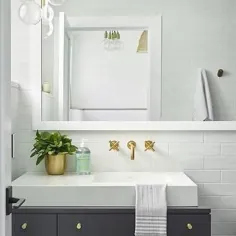 سینک ظرفشویی سفید روی غرور حمام خاکستری تیره - انتقالی - حمام