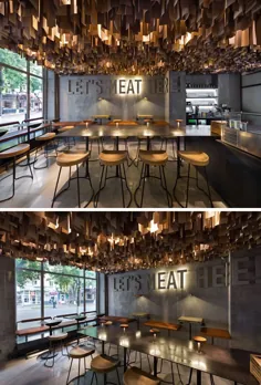 روکش های چوبی معلق از سقف جلوه ای چشمگیر در داخل این رستوران ایجاد می کند