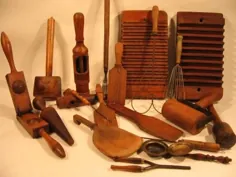 ابزارهای آشپزخانه ابتدایی بسیار چوبی