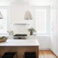هود محدوده گنبد سفید با تخته سنگ کوارتز مجسمه Backsplash - انتقالی - آشپزخانه
