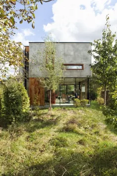 Haus aus Glas، Holz und Beton kombiniert Retrostil mit Minimalismus
