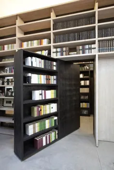 قفسه های کتاب داخلی و چرخشی در مرکز جامعه Franz Kafka