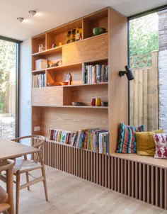 فضای داخلی ساخته شده برای این صندلی پنجره و قفسه کتاب