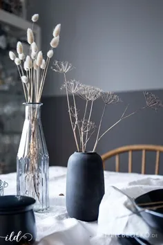 روند: Schwarzes Steingutgeschirr mit Schlichter Wintertischdeko im Nordic-Stil • Ich Liebe Deko