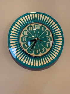ساعت مچی دیواری Sunburst Formica به سبک دست ساز 1970 و به رنگ فیروزه ای و با صورت قسمت فیروزه ای روشن و بد بو از رویال