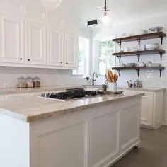 آشپزخانه سفید و کرم با پیشخوان تاج محل - انتقالی - آشپزخانه